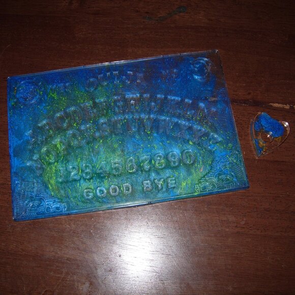Resin Ouija Board & Planchette - Picture 2 of 3